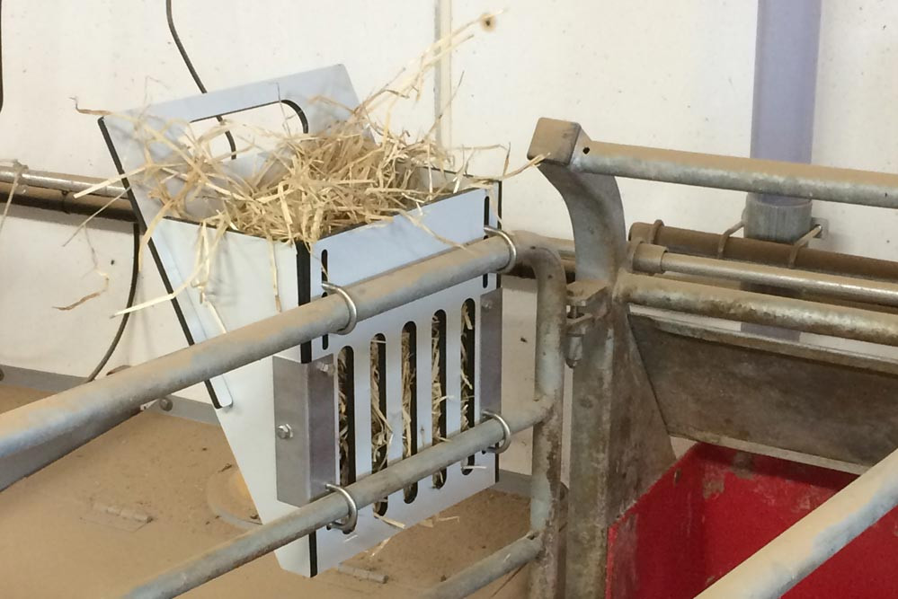 Straw-rack-fiber-for-farrowing-pens-2